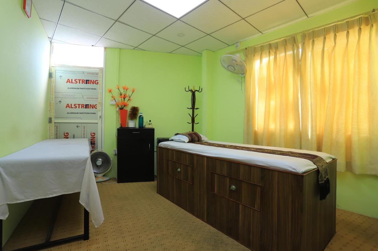 Dharampur Oyo 591 Hotel Blue Moon מראה חיצוני תמונה
